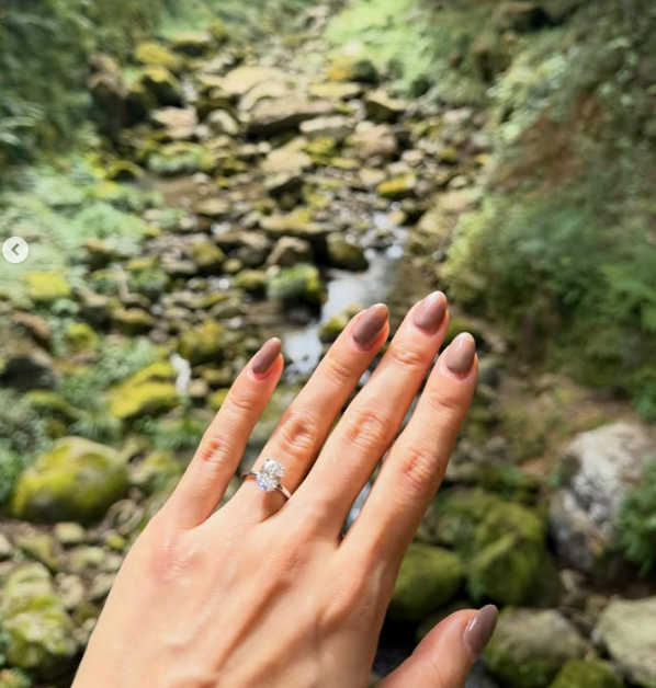 Chồng cũ MC Hoàng Oanh quỳ gối cầu hôn bạn gái mới - Ảnh 2. Hành động quỳ gối cầu hôn