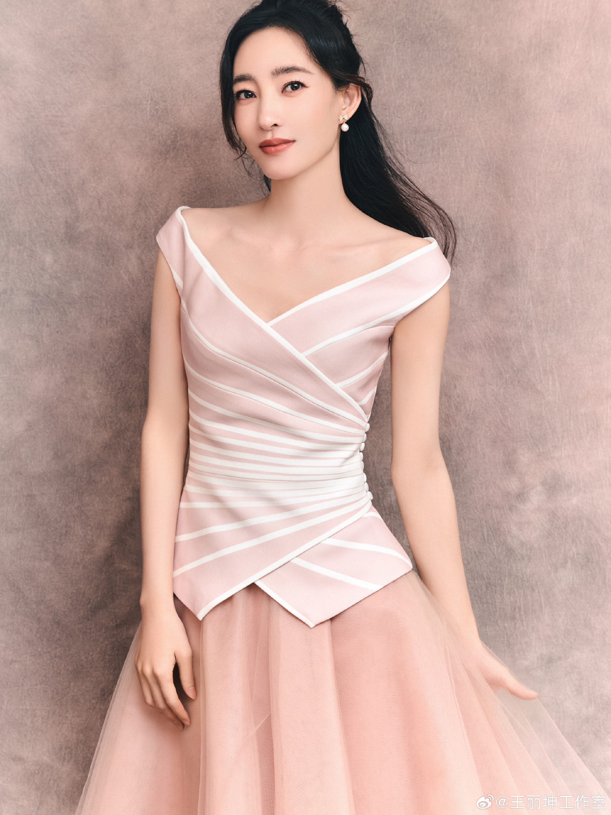 Vương Lệ Khôn lao đao vì vụ án của chồng Nữ diễn viên Vương Lệ Khôn chịu ảnh hưởng từ vụ án chồng