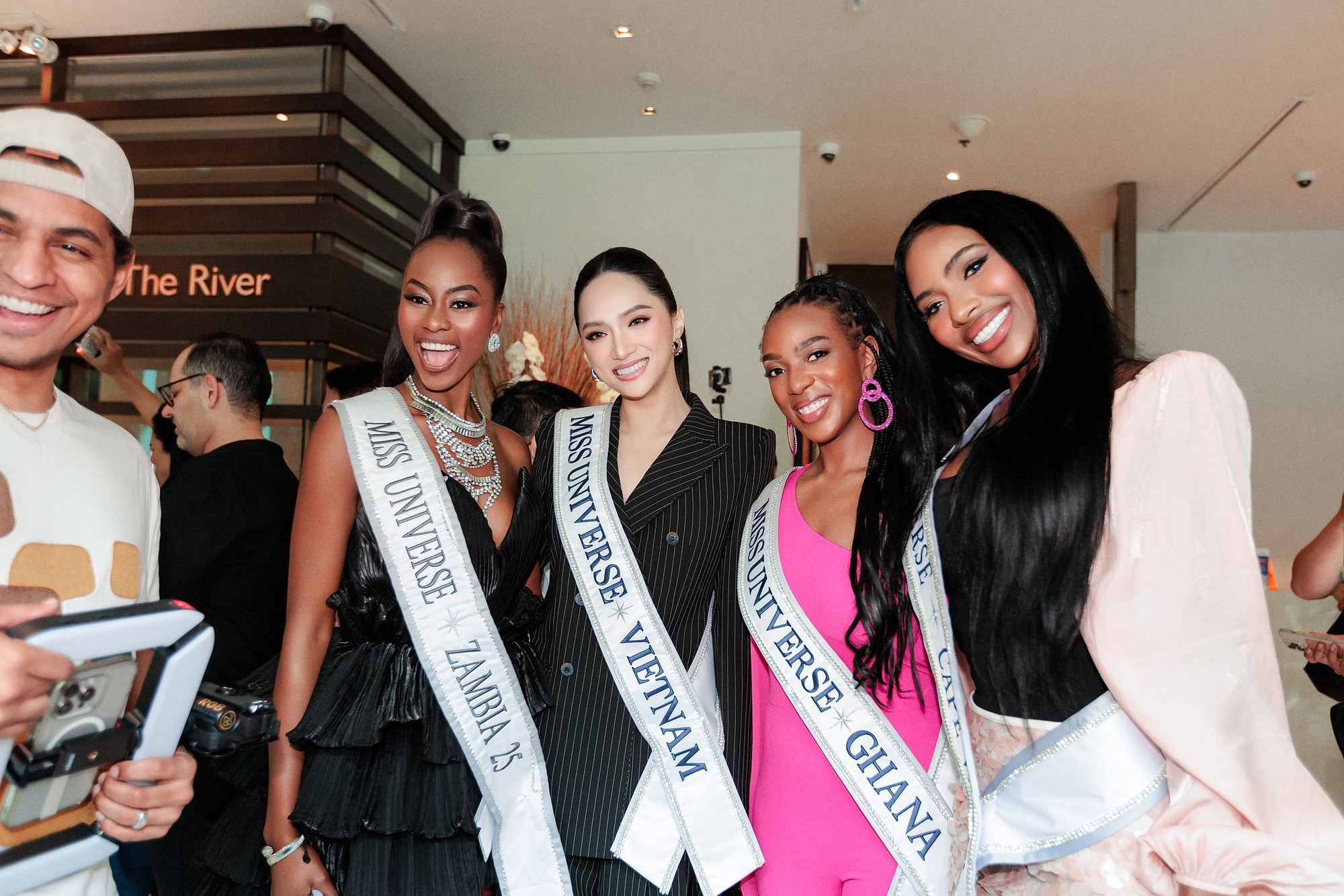Cảnh sát xuất hiện địa điểm tổ chức Miss Universe, nguy cơ cuộc thi bị huỷ- Ảnh 4. Các thí sinh tham gia hoạt động sáng ngày 3/11 tại Thái Lan