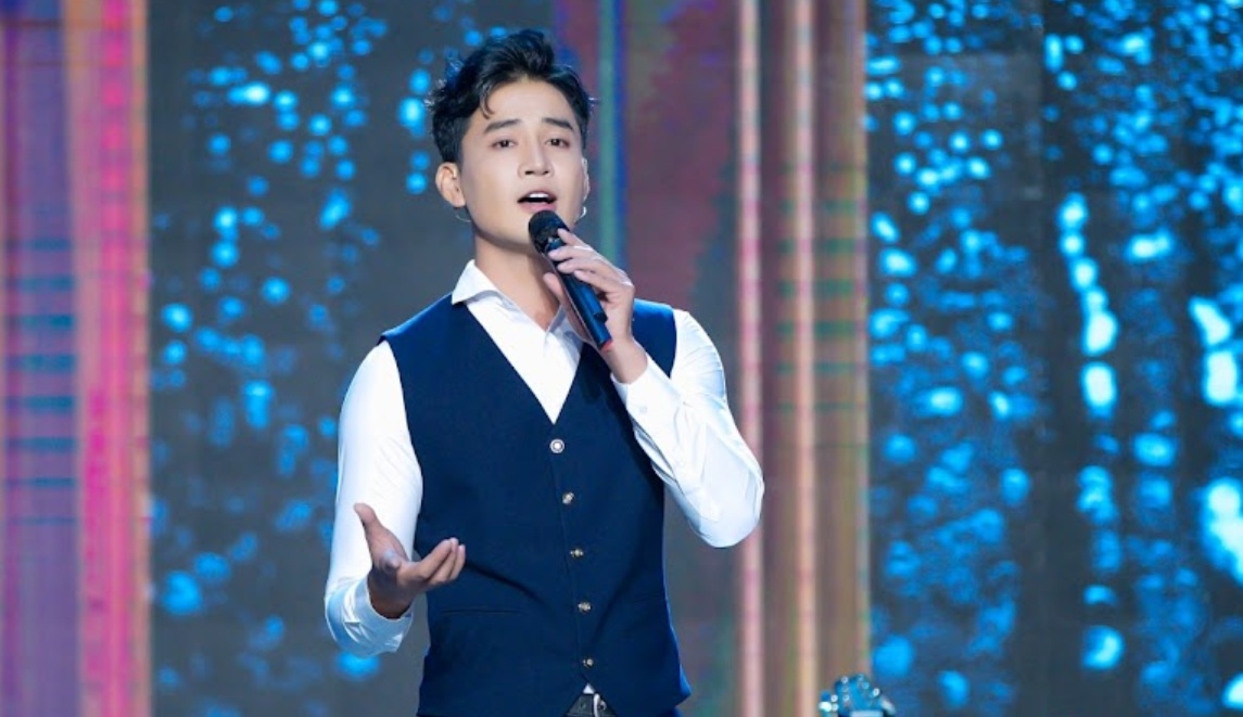 Đoàn Bảo Ân trình diễn trên sân khấu Thí sinh Đoàn Bảo Ân biểu diễn