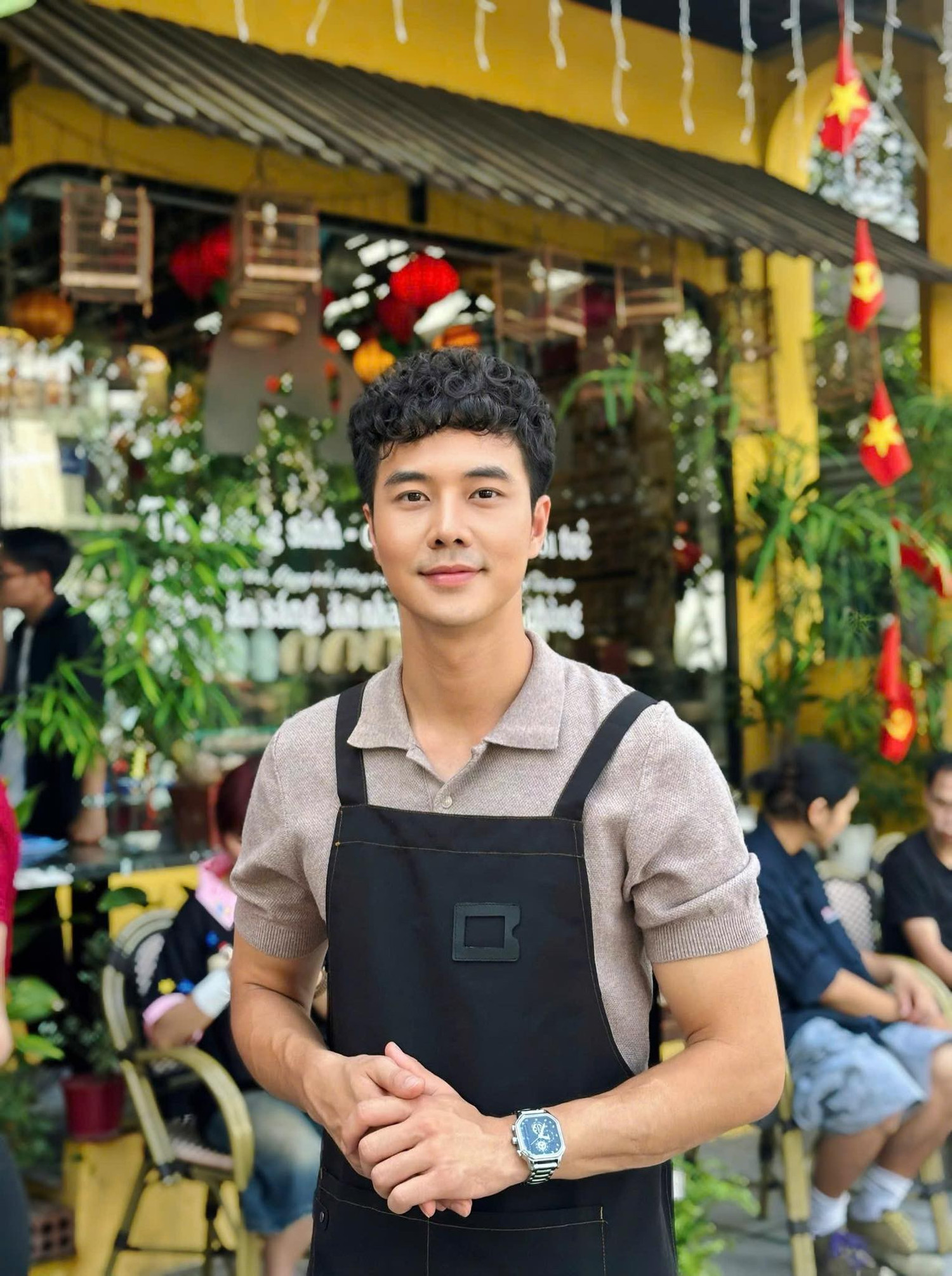 Phùng Đức Hiếu với mái tóc thay đổi liên tục Nam diễn viên với kiểu tóc đa dạng giữa hai vai diễn