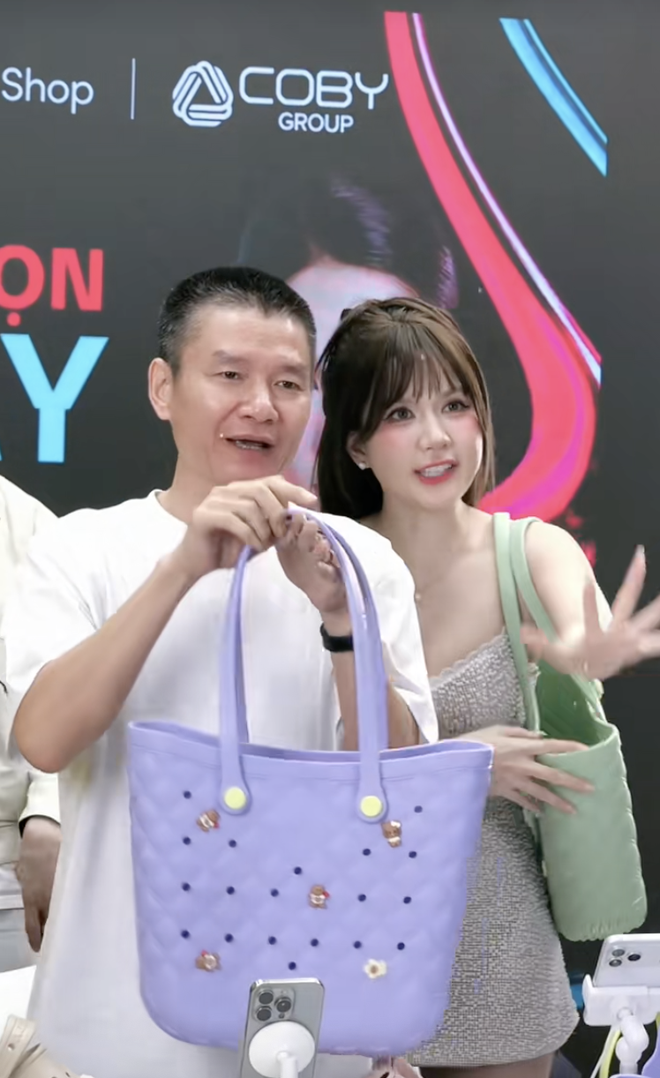 Ngọc Trinh quảng bá sản phẩm cùng Chủ tịch dép Nesty