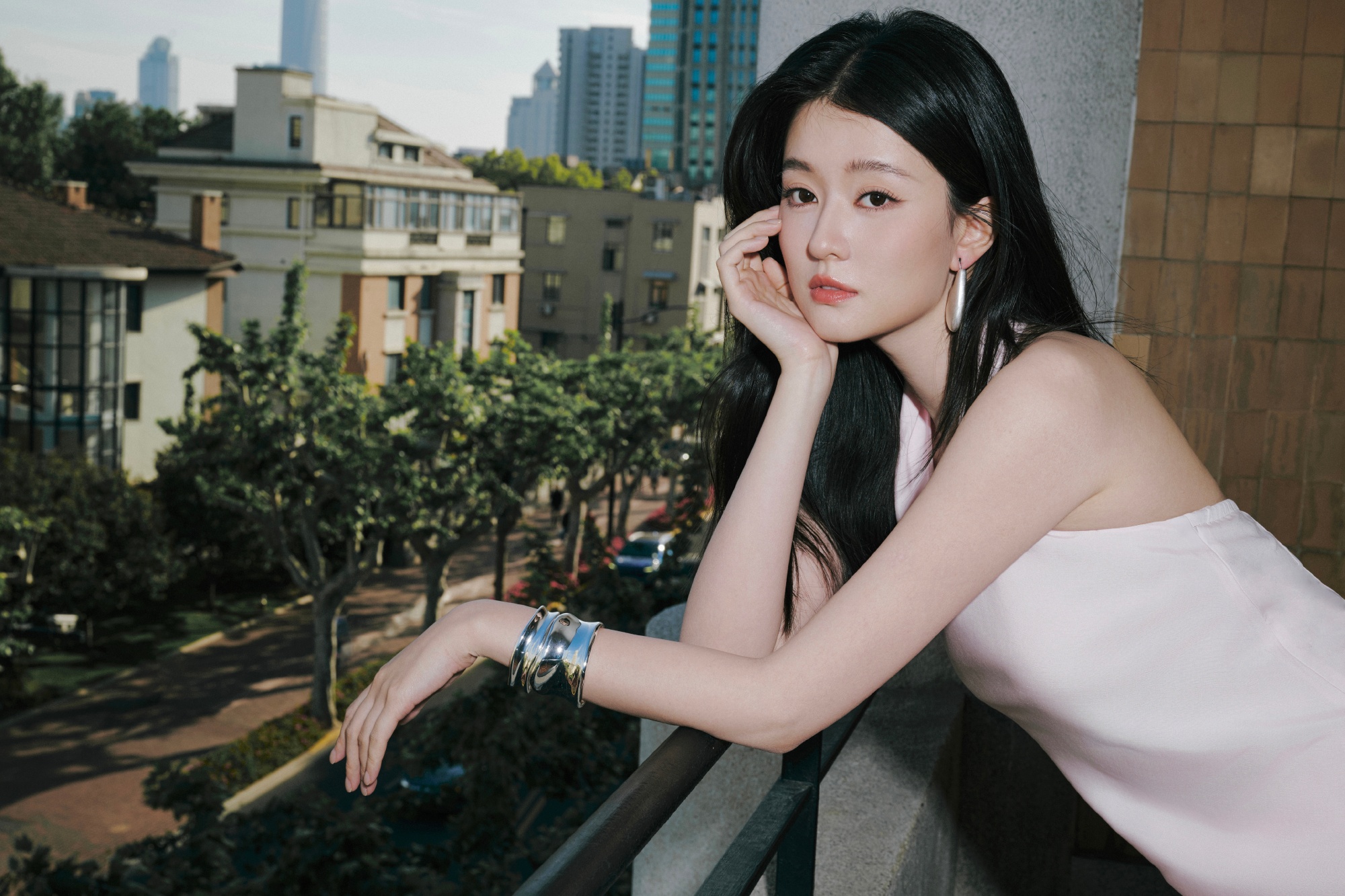 Kiều Hân là con riêng của đại gia Thượng Hải, không được thừa kế tài sản cha dượng