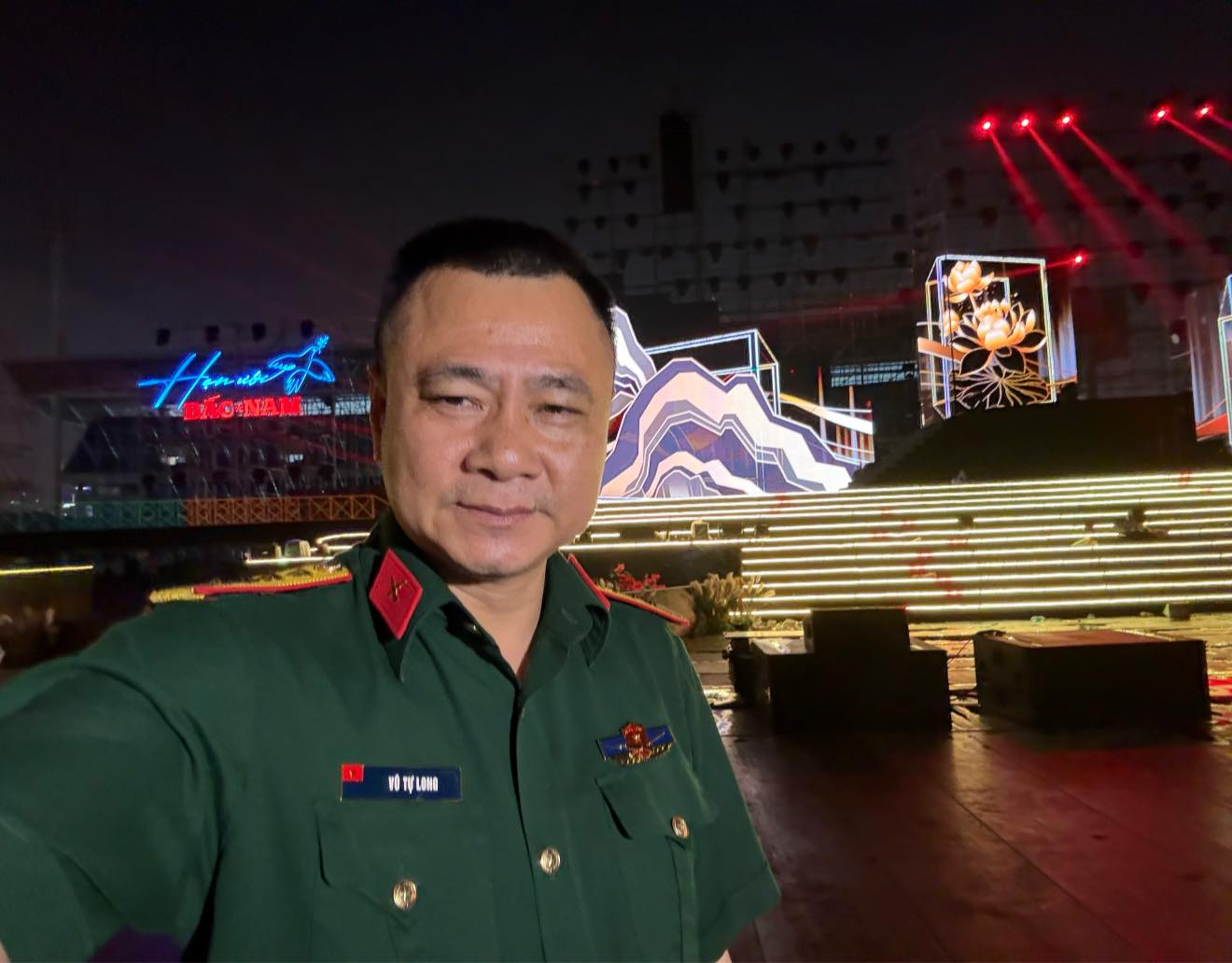 Tự Long trên sân khấu cùng đồng nghiệp