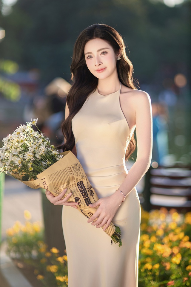 Hoa khôi Thanh lịch Hà Nội 2025 Đinh Hoài An thướt tha trong bộ ảnh đón thu- Ảnh 6. Trang điểm nhẹ nhàng phù hợp với hoa cúc họa mi