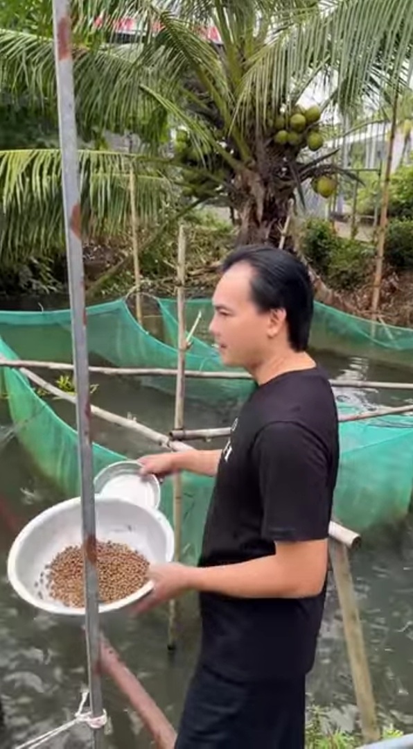 Nam NSƯT từ Mỹ về, bỏ biệt thự TP.HCM về quê trồng rau, nuôi cá- Ảnh 1. Kim Tiểu Long tại khu vườn quê nhà