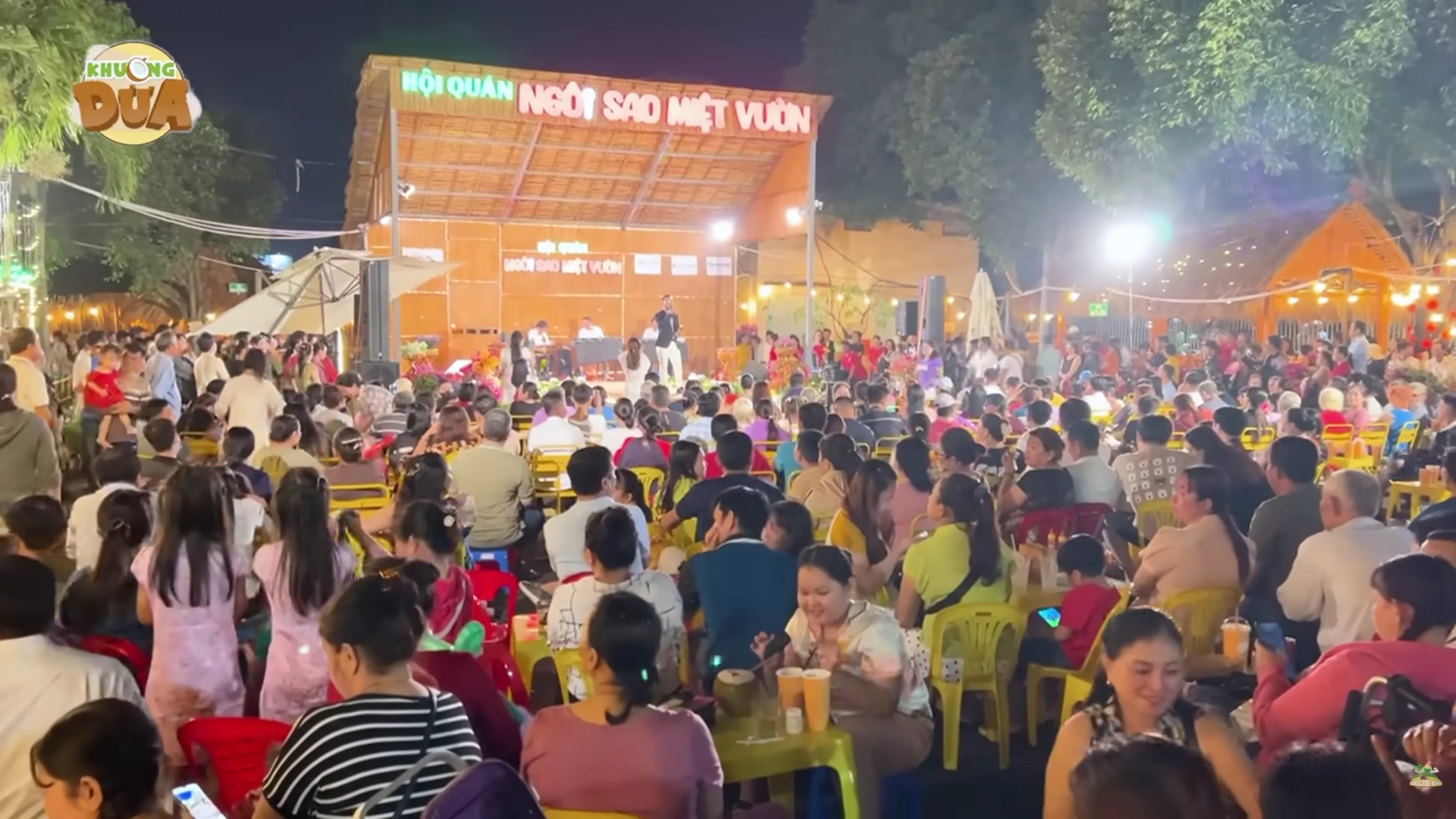 Khu vực sân khấu và khách thưởng thức văn nghệ