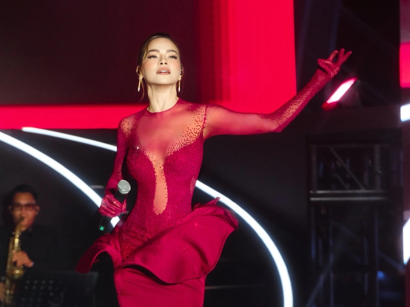 Lệ Quyên đăng tâm thư, Hồ Ngọc Hà bị réo tên- Ảnh 1. Phong độ ca hát của Hồ Ngọc Hà đã giảm sút