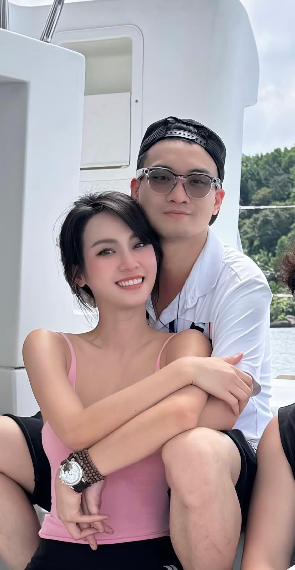 Doanh nhân Đức Phạm đăng ảnh bên Vũ Thúy Quỳnh