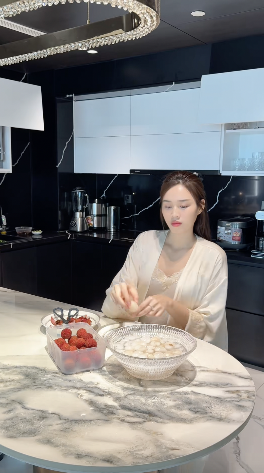 Mặt bếp đá đen vân trắng Mặt bếp đá đen vân trắng quen thuộc