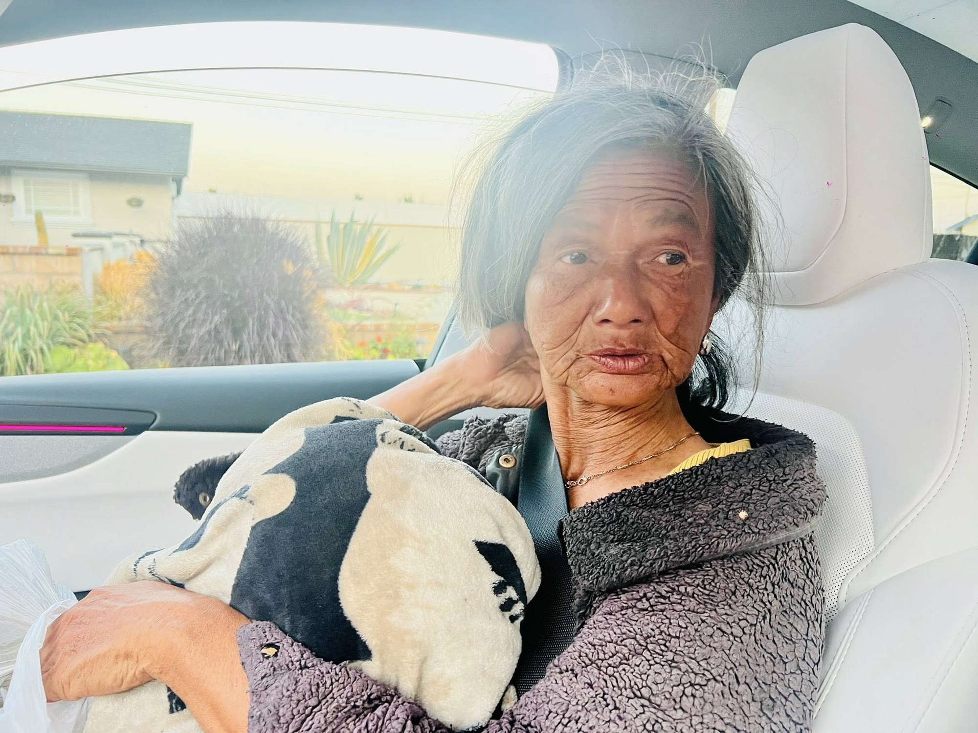 Mỹ nhân ngày nào tinh thần vẫn không ổn định, sống lang thang ngoài đường. Kim Ngân tinh thần bất ổn, sống lang thang