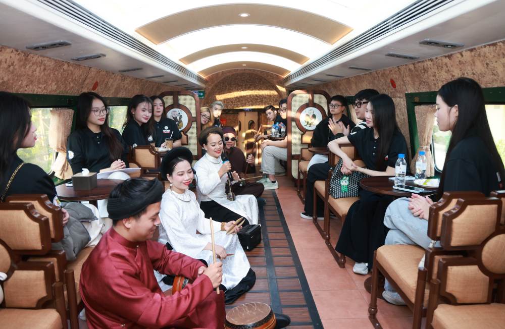 Nghệ sĩ biểu diễn hát xẩm trên chuyến tàu Hà Nội 5 Cửa Ô