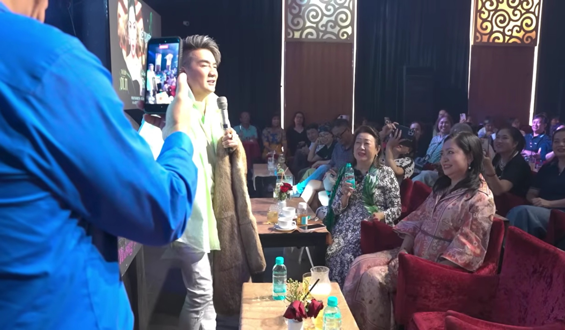 Đàm Vĩnh Hưng đấu giá khăn hiệu LV