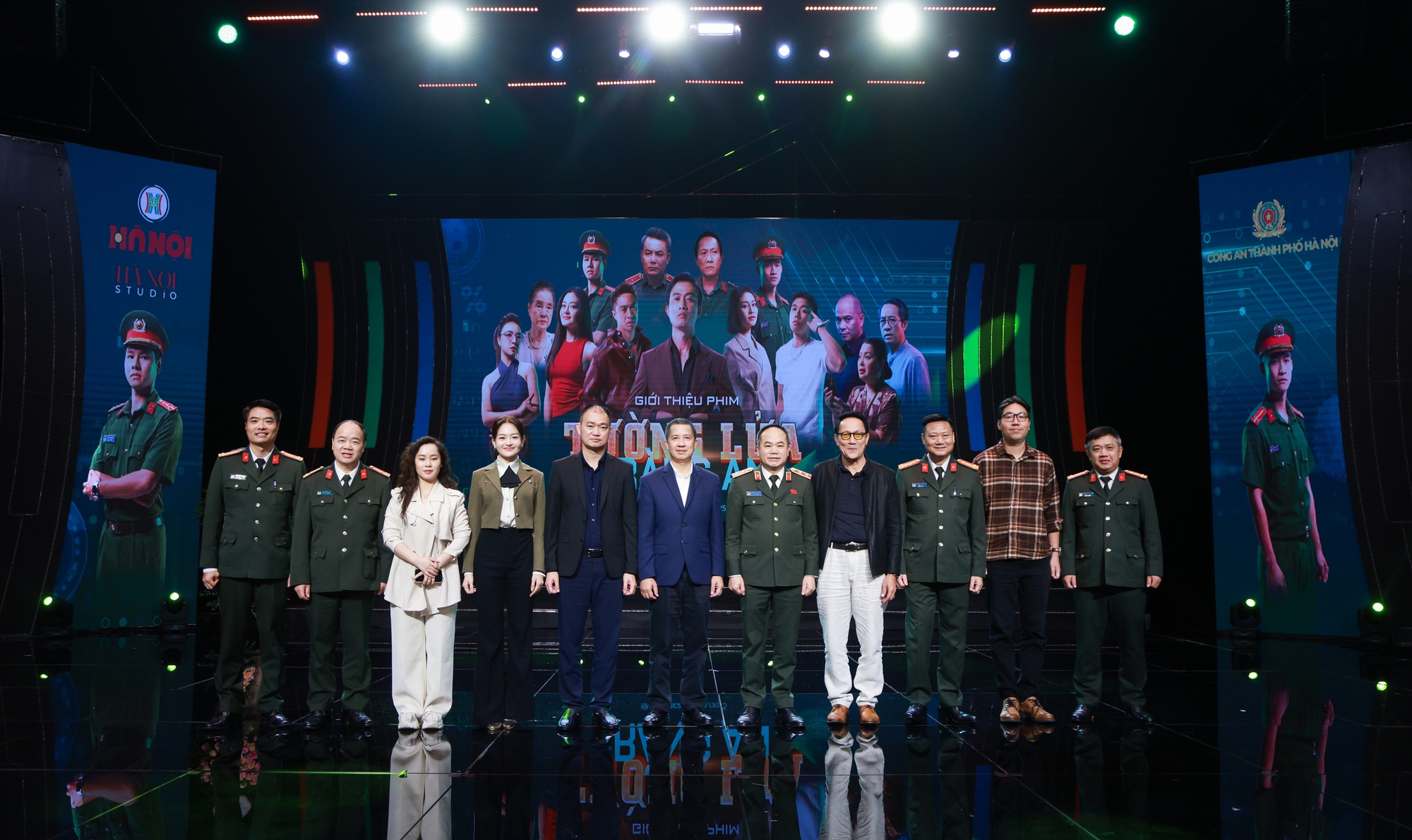 Ekip tham gia làm phim tại buổi gặp gỡ. Ekip làm phim Tường lửa Tràng An