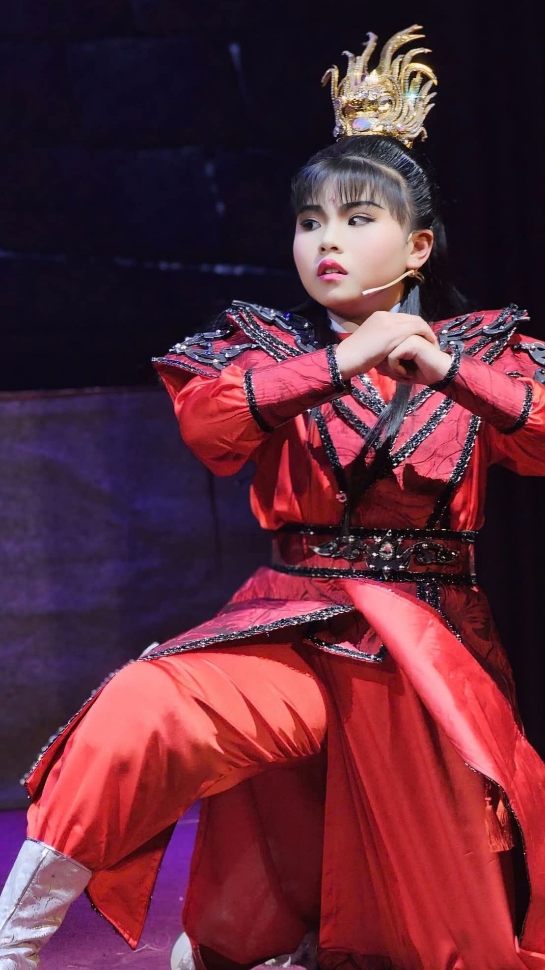 Cô bé trên sân khấu cải lương