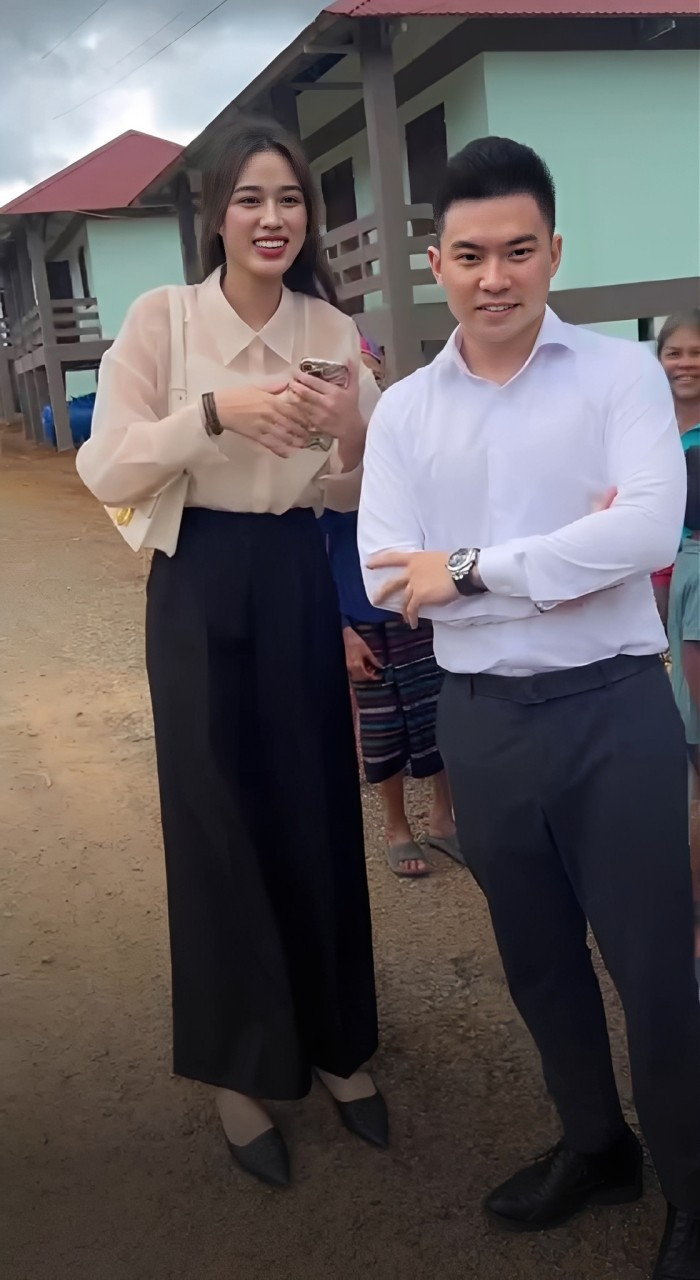 Tình yêu thứ 2 của Viết Vương - chồng Hoa hậu Đỗ Hà- Ảnh 4. Viết Vương phối đồ lịch sự khi đi du lịch