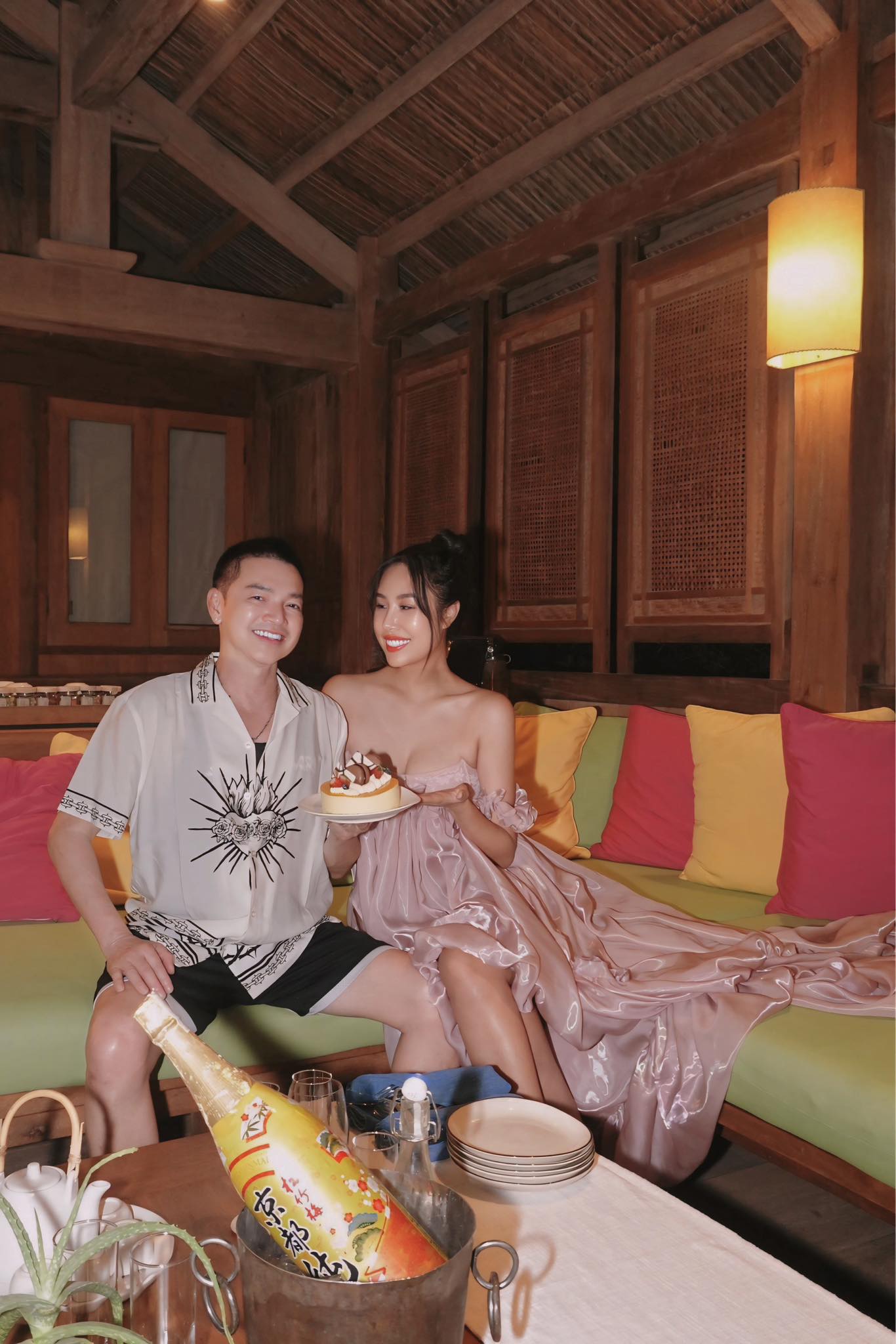 Quang Minh chăm sóc con trai nhỏ