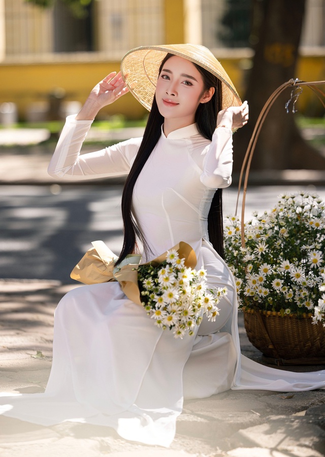 Hoa khôi Thanh lịch Hà Nội 2025 Đinh Hoài An thướt tha trong bộ ảnh đón thu- Ảnh 1. Đinh Hoài An bên hoa cúc họa mi