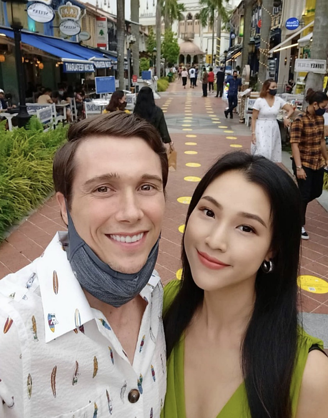 Chồng cũ MC Hoàng Oanh quỳ gối cầu hôn bạn gái mới - Ảnh 8. MC Hoàng Oanh và chồng cũ cùng chăm sóc con trai