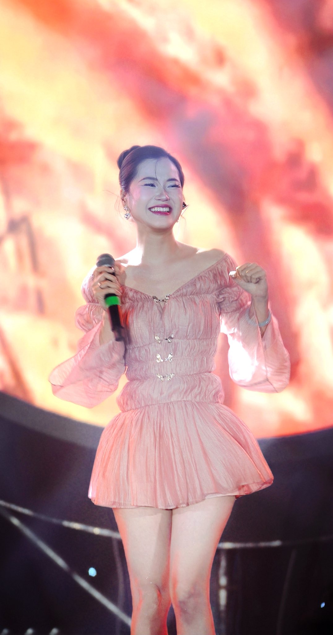 Lâm Vỹ Dạ thử nhiều phong cách thời trang sau khi giảm cân