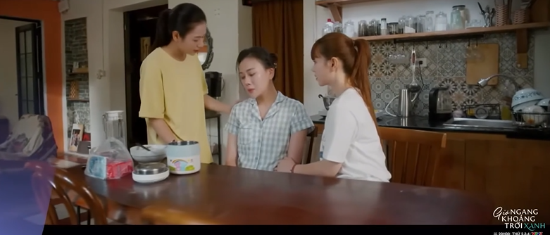 Phương Oanh trong cảnh phim đầy nước mắt