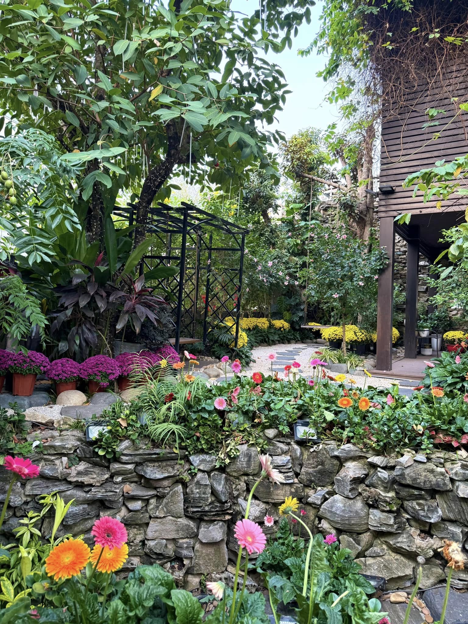 Hình ảnh bên ngoài biệt thự của Đàm Vĩnh Hưng Ngoại thất căn biệt thự