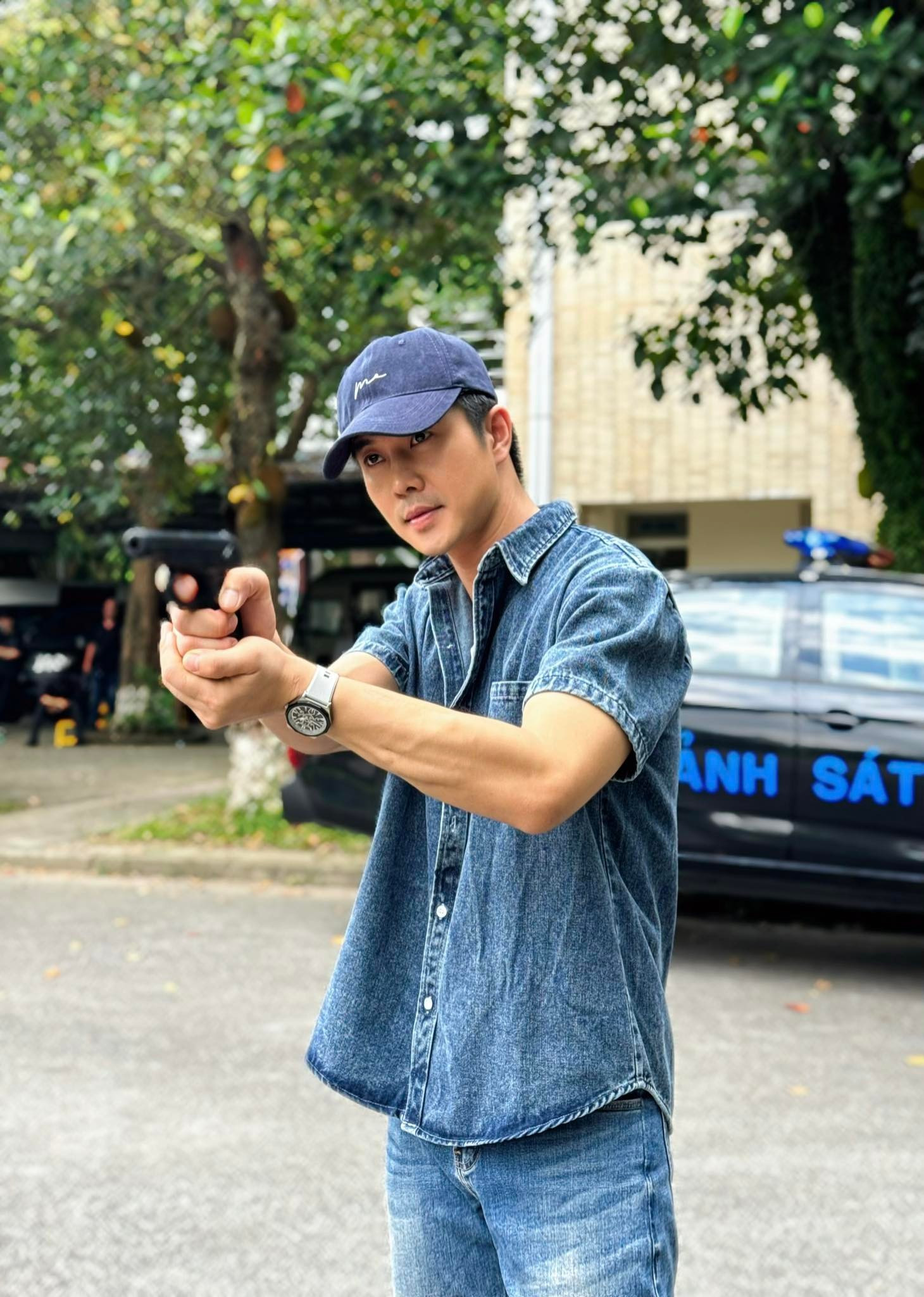 Hình ảnh Thượng úy Thành với mái tóc thẳng sắc lạnh Nhân vật Thành có ngoại hình nghiêm nghị, điềm tĩnh