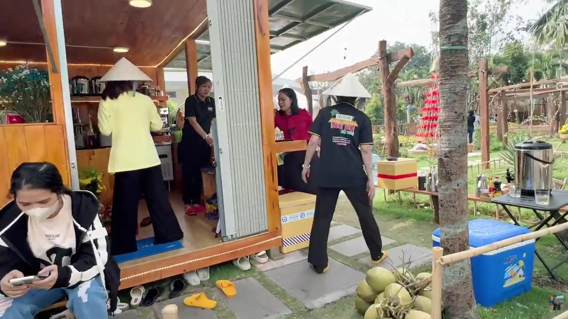 Không gian cà phê miệt vườn