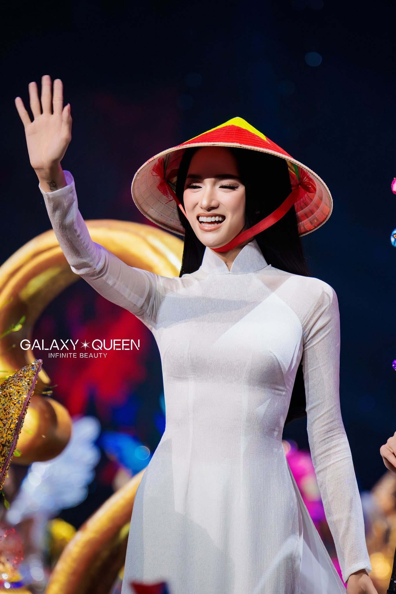 Mỹ Tâm tặng tiền cứu trợ