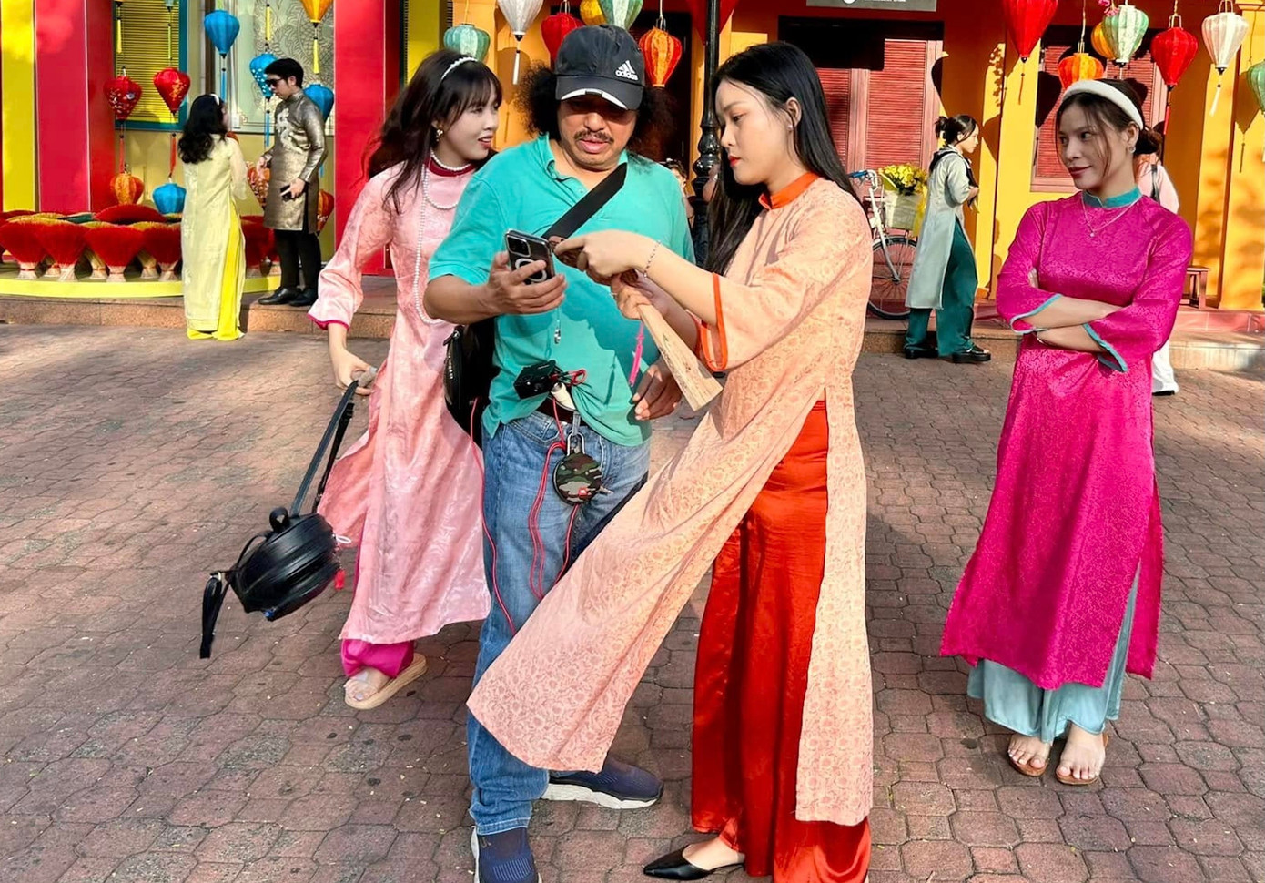 Nhạc sĩ 'Con đường đến trường' nguy kịch- Ảnh 2. Nhạc sĩ Phạm Đăng Khương tại Tết Việt Nam trên đất Mỹ