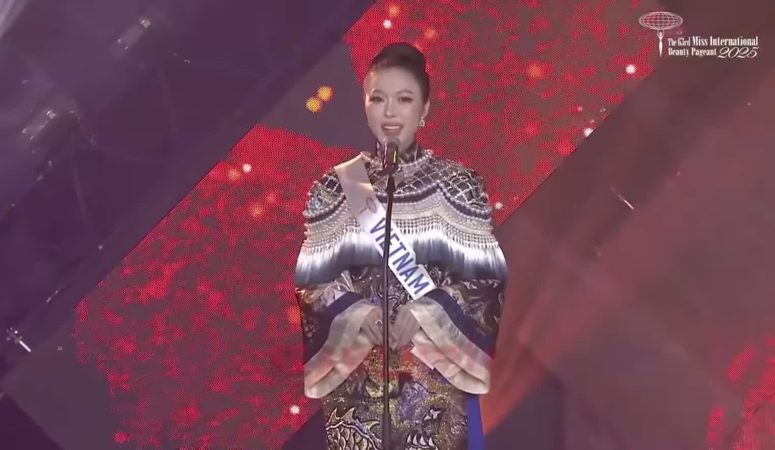 Tiết mục mở màn của Kiều Duy tại Miss International