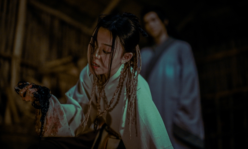 Hoàng Linh Chi khoe sắc trong áo dài truyền thống Vẻ đẹp tự nhiên hài hòa với cổ phục