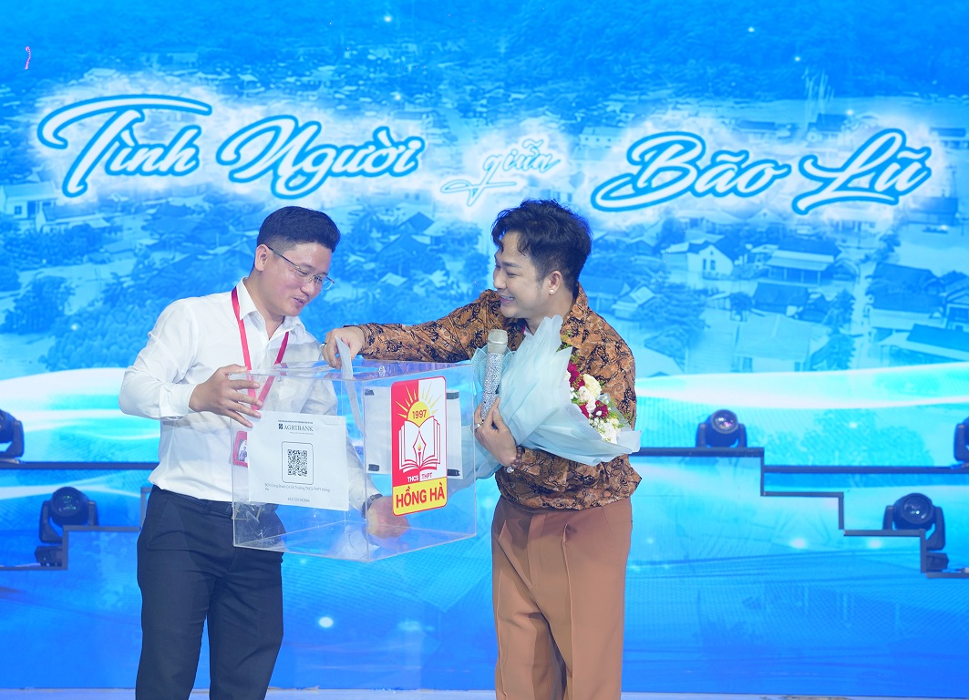 Ca sĩ quyên góp tiền cho miền Trung