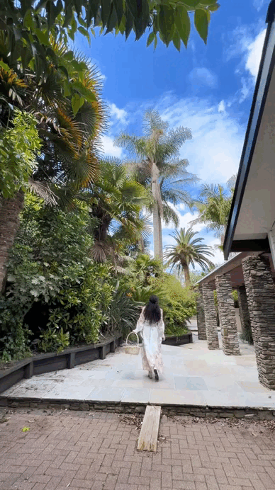 Hồ bơi ngoài trời Hồ bơi và cây xanh trong khuôn viên nhà