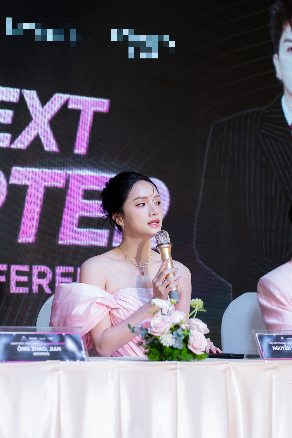 Trang phục đầm hồng pastel của Hương Giang