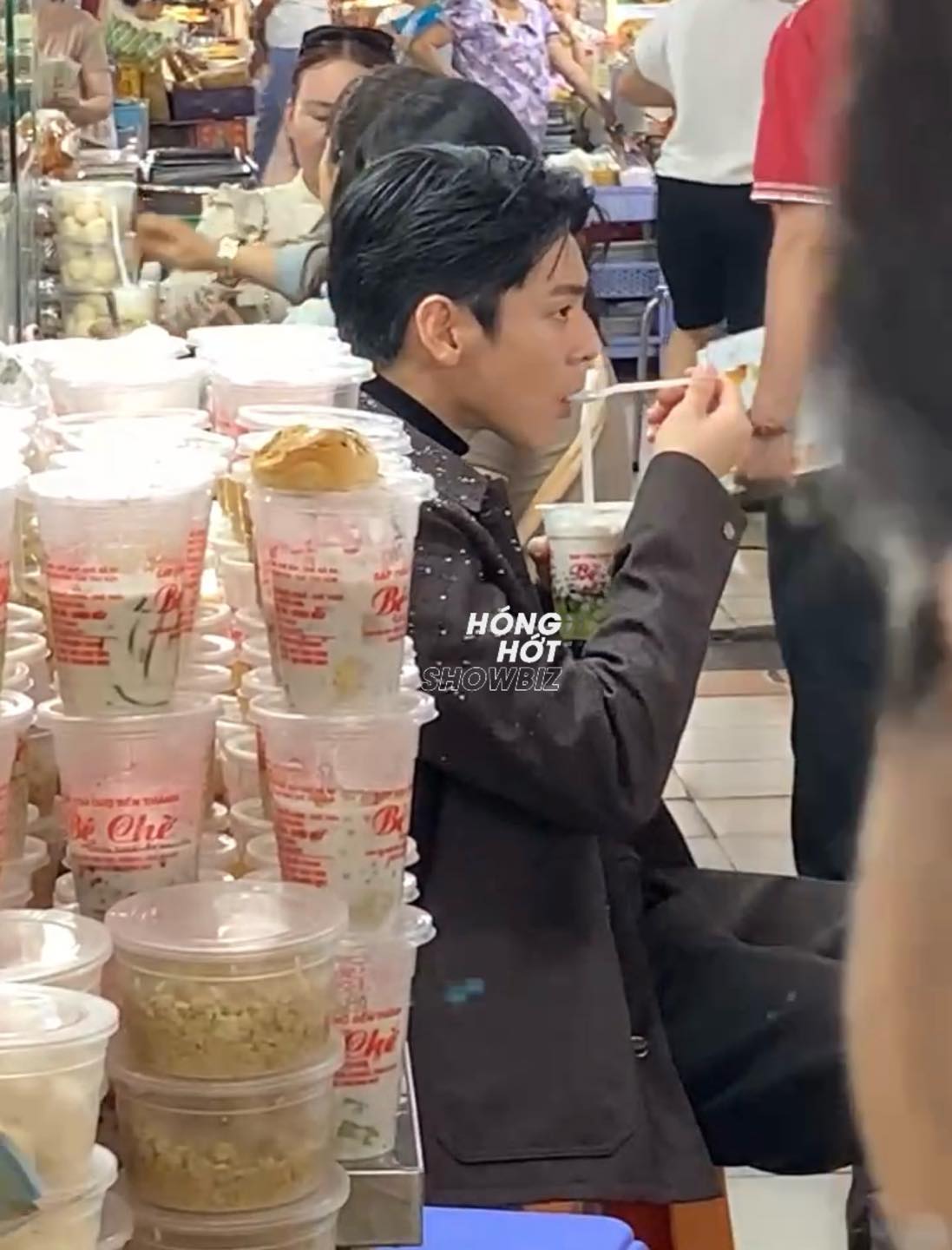 Lâm Bách Hoành giản dị trong trang phục du khách Lâm Bách Hoành diện đồ đơn giản tại chợ