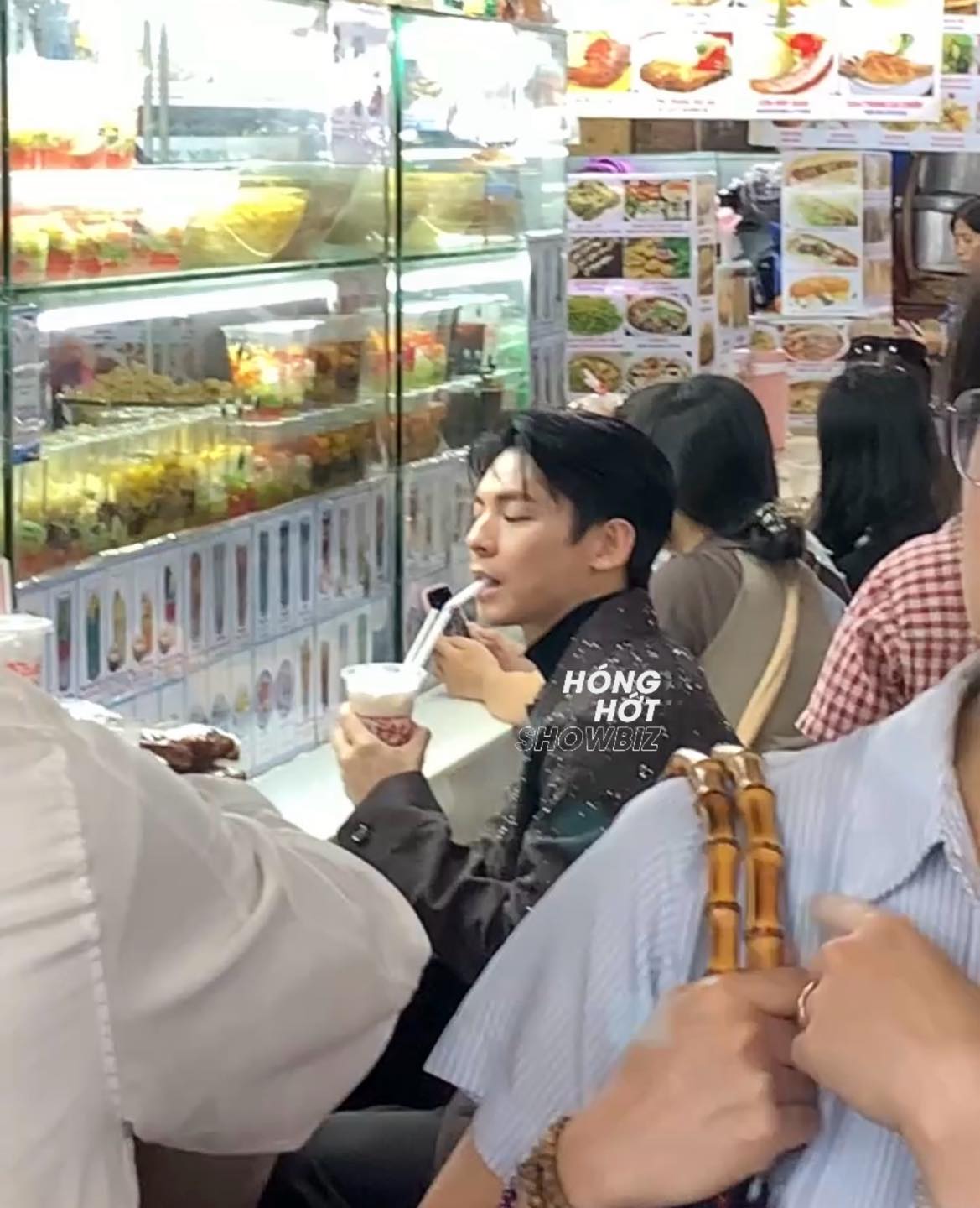 Lâm Bách Hoành thoải mái ăn chè ở chợ Bến Thành Lâm Bách Hoành ăn chè tại chợ Bến Thành