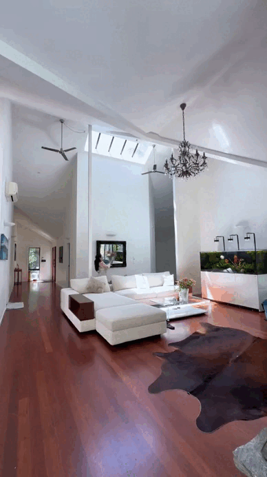 Không gian phòng khách Phòng khách rộng rãi của Trương Phương