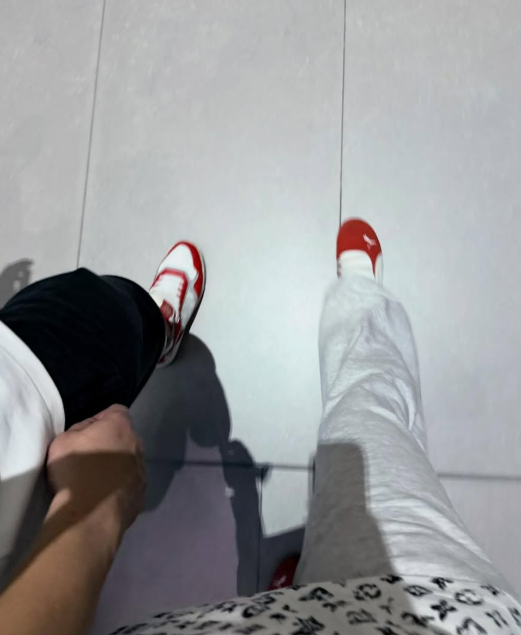 Cô giấu kín danh tính và diện mạo của người đi cùng Người đi cùng Vũ Thúy Quỳnh giấu mặt