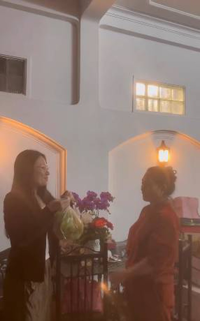 NSND Hà Thủy trèo hái khế lúc tối muộn cho đàn em. Cảnh hái khế của NSND Hà Thủy