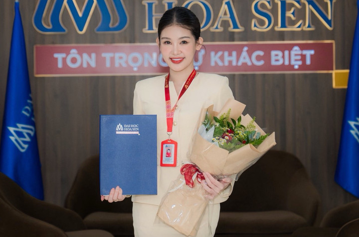 Nàng hậu đang là phó khoa trường đại học ở tuổi 30. Lê Âu Ngân Anh làm việc tại trường đại học