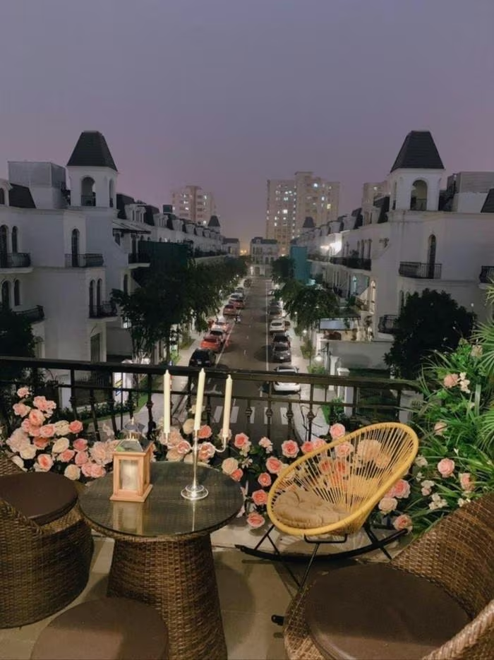 Góc ban công cực chill từ căn biệt thự nhìn ra. Ban công biệt thự sang trọng