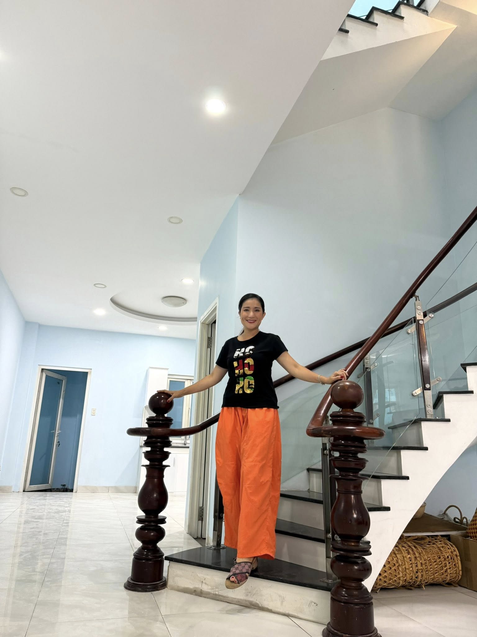 NSƯT Cát Tường bên các món đồ thời trang NSƯT Cát Tường với tủ đồ cá nhân