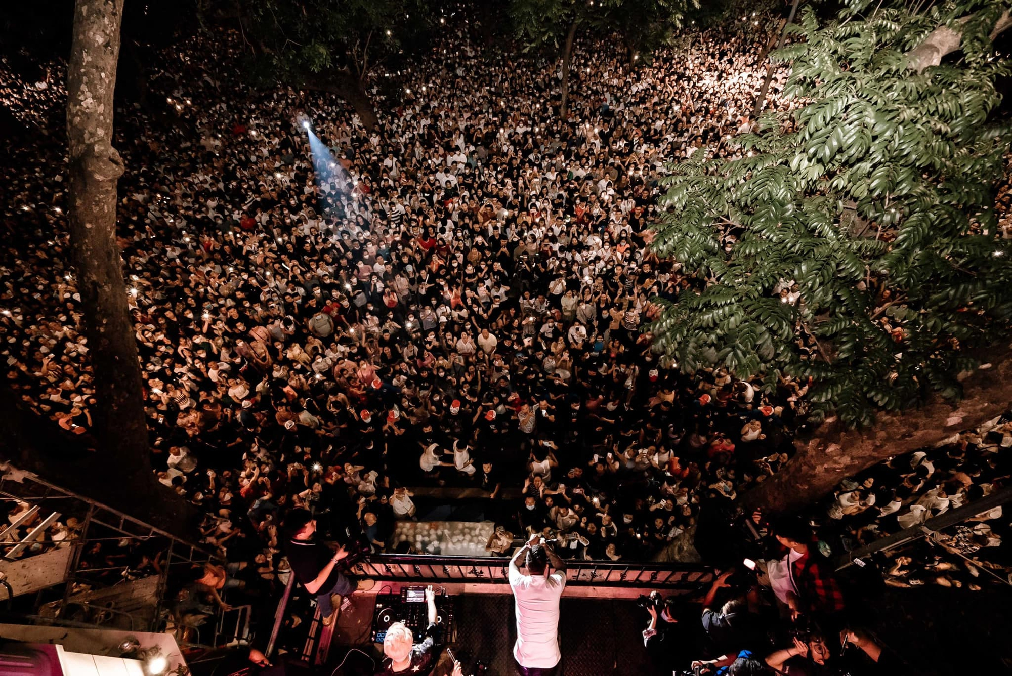 Góc ban công của căn nhà này là nơi anh từng hát miễn phí, phục vụ khán giả. Ban công nhà phố Hàng Khay