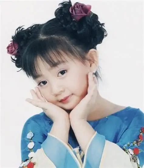 Xuân Mai lúc 2 tuổi được biết đến rộng rãi Xuân Mai lúc nhỏ được nhiều người biết đến