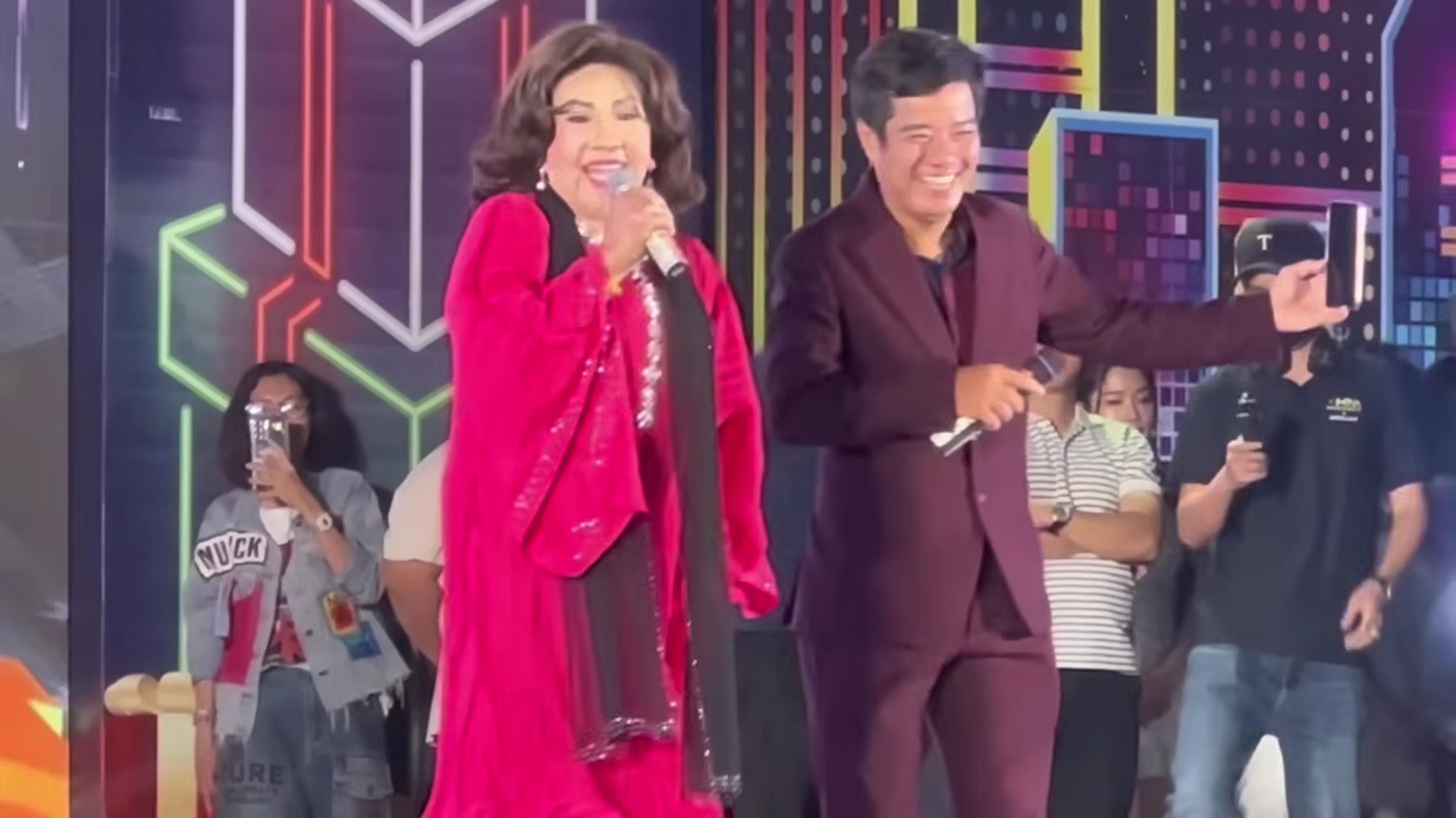 NSND Lệ Thủy trẻ trung trên sân khấu dù đã lớn tuổi NSND Lệ Thủy biểu diễn với giọng hát khỏe mạnh