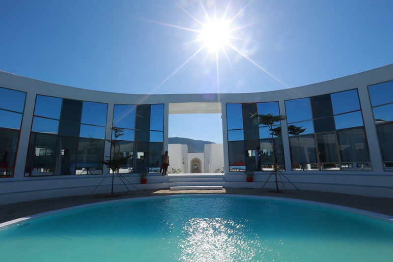 Hồ bơi rộng lớn trong khu nghỉ dưỡng Hồ bơi hình tròn hướng ra biển