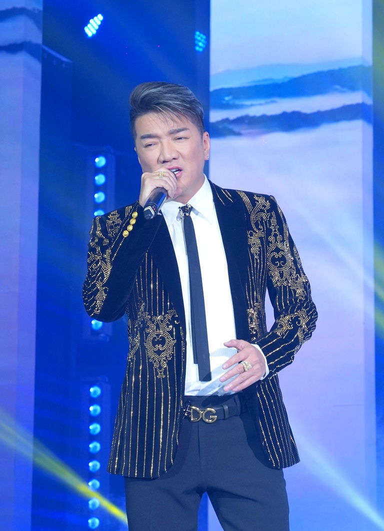 Ca sĩ biểu diễn trong chương trình