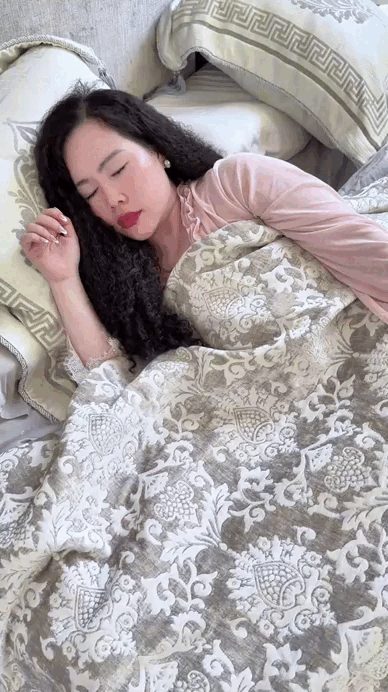 5 hầu gái phục vụ Trương Phương được hầu gái chăm sóc