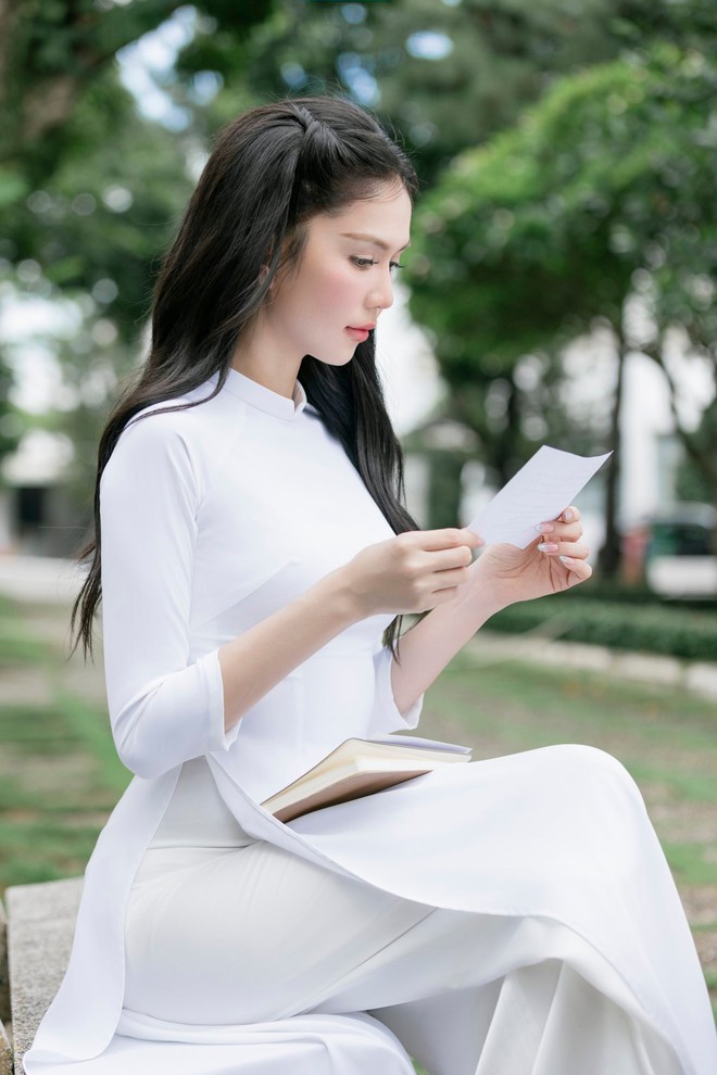 Ngọc Trinh trong trang phục áo dài trắng